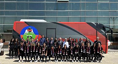 Bakan Güler ve Bakan Göktaş'tan kadın futbol takımına otobüs desteği