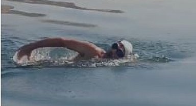 Barajda 3 kilometre yüzerek ilçeye ulaştı