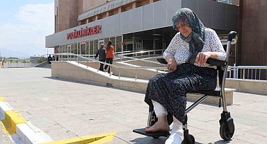 Başıboş köpeklerin saldırısına uğrayıp yaralanan kadın dehşet anlarını anlattı