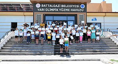 Battalgazi Belediyesi'nin "Yüzme Bilmeyen Kalmasın" projesiyle 110 çocuk yüzmeyi öğrendi