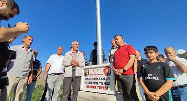 Bayrak adam, Şehit öğretmenler anısına 14 metrelik bayrak dikti