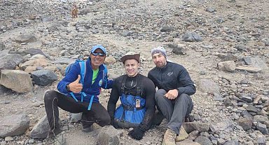 Bedensel engelli Rus dağcı, Ağrı Dağı zirvesine tırmandı