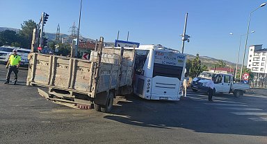 Bingöl'de kamyon ile halk otobüsü çarpıştı: 6 yaralı