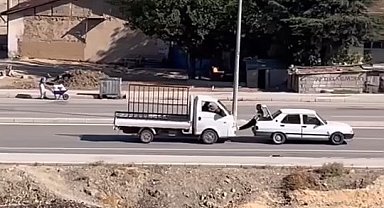 Bir garip yol yardımı: Yolda kalan aracı ayaklarıyla itti