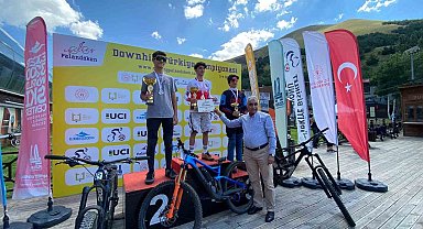 Bisiklette şampiyonlar madalyalarına aldı
