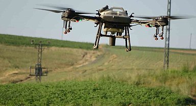 Bitlis'teki çiftçiler tasarruf için ilaçlamayı dronla yapıyor
