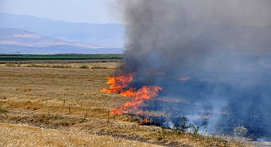Bulanık'ta tüm uyarılara rağmen çiftçiler anız yakmaya devam ediyor