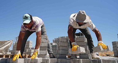Çamurlu ve tozlu yollar kilitli parke taşı ile döşeniyor