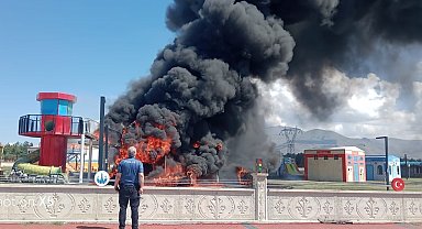 Çocuk parkında maket uçak cayır cayır yandı