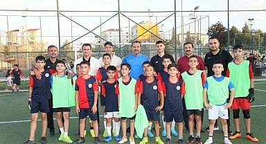 Çocuklar Başkan Şerifoğulları'nı "Büyük Başkan" sloganlarıyla karşıladı