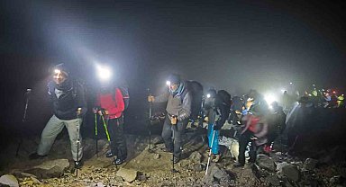 Dağcıların Ağrı Dağı'na zorlu zirve tırmanışı