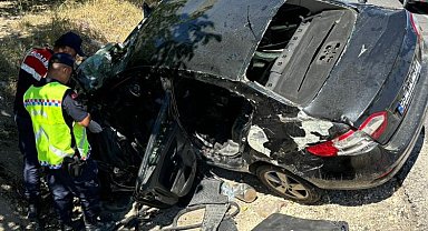 Devrilen otomobilde bulunan 3 kişi öldü, 1 ağır yaralı