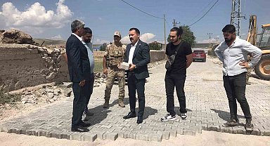 Digor'da köylere kilitli parke taş yol yapımı sürüyor