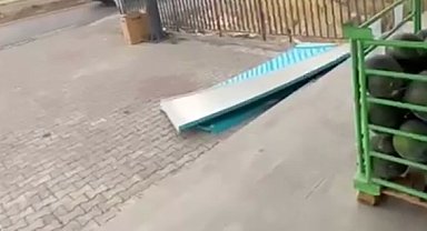 Elazığ'da fırtına tabelaları yerinden söktü