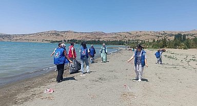 Elazığ'da gençler Hazar gölünde çevre temizliği yaptı