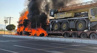 Elazığ'da iş makinesi yüklü tır, alev topuna döndü