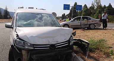 Elazığ'da otomobil ile hafif ticari araç çarpıştı: 8 yaralı