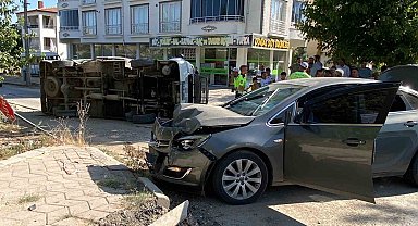 Elazığ'da otomobille çarpışan minibüs yan yattı: 2 yaralı