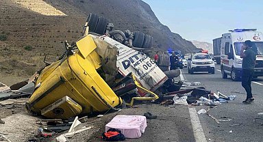 Erzincan'da 4 kişinin öldüğü kazanın nedeni tırın patlayan lastiği
