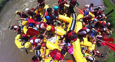 Erzincan'da babalar ve bebeler raftingte!