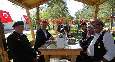 Erzincan'da gözyaşlarını tutamayan şehit aileleri duygu dolu anlar yaşattı