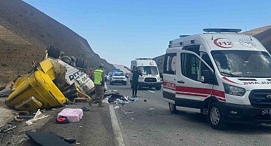 Erzincan'da tır ile otomobil çarpıştı: 4 ölü, 2 yaralı