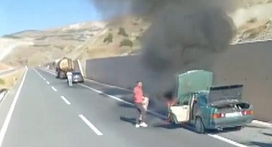 Erzincan'da Tofaş marka otomobil yandı