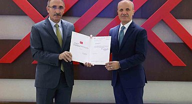 FÜ Rektörü Prof. Dr. Göktaş, mazbatasını aldı