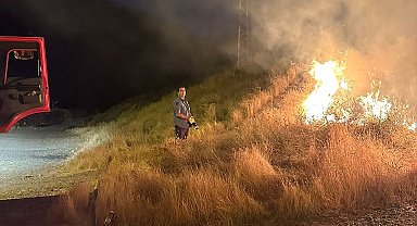 Gece yarısı çıkan anız yangınına anında müdahale