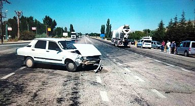 Hafif ticari araçla otomobil çarpıştı: 2 yaralı
