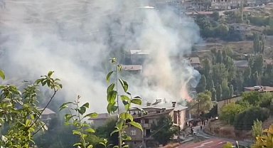 Hakkari'da mahallede çıkan yangın korkuttu