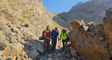 Hakkari'de intiharlara dikkat çekmek için Sümbül Dağı'na tırmandılar