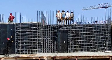 Halay çeken inşaat işçilerinin görüntüsü gülümsetti