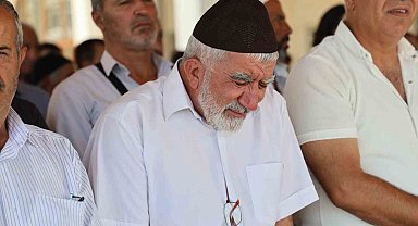 Haniye için kılınan cenaze namazında duygusal anlar: Yaşlı adam İsrail'i kınadı, gözyaşları döktü