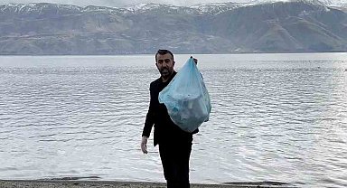 Hazar Gölü çevresindeki çöpleri elleri ile tek tek topladı