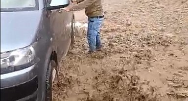 Hizan'da kuvvetli sağanak ve dolu sonrası sel