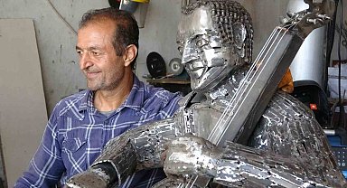 Hurda malzemelerden kendisine benzer sanat eseri yaptı