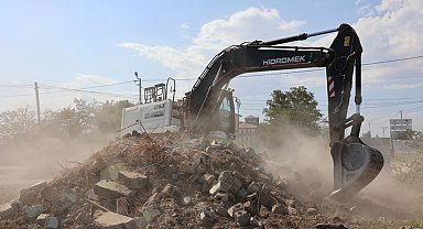 Iğdır'da metruk binaların yıkımına devam ediliyor