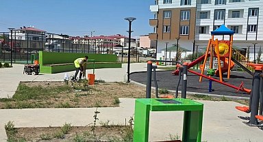 Iğdır'da şehrin farklı yerlerine çöp kovaları bırakıldı