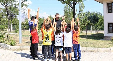 İl Müdürü Demirci çocuklara forma hediye etti