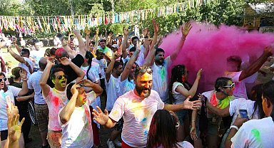 İranlılar boya ve su festivalinde doyasıya eğlendi