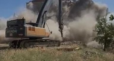 İş makinesinin tek darbesi, ağır hasarlı binayı yerle bir etti