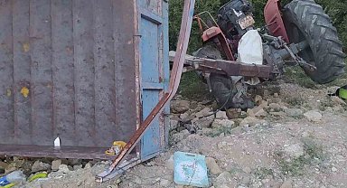İspir'de traktör devrildi: 11 yaralı