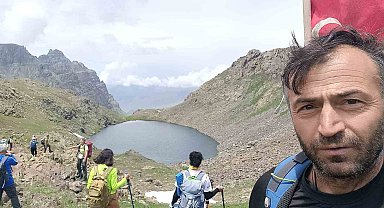 Kaçkar Dağları'nda kar üzerinde doğa yürüyüşü