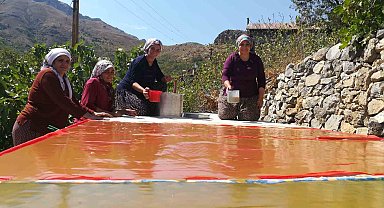 Kadınların zorlu pestil yapımı imece usulü ile eğlenceli hale geliyor