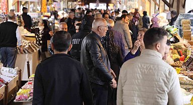 Kapalı Çarşı'daki gurbetçi yoğunluğu esnafın yüzünü güldürdü