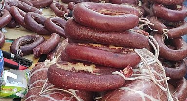 Kars'ta belgesiz sucuklar imha edildi