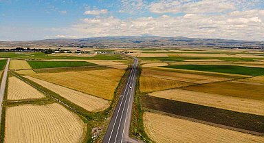 Kars'ta halı ve kilim desenine bürünmüş tarım arazileri dron ile görüntülendi