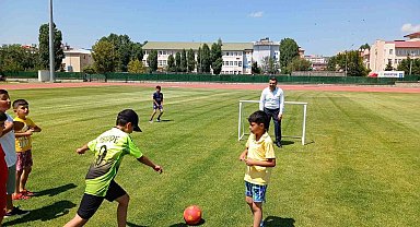 Kars'ta milletvekili çocuklarla top oynadı