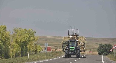Kars'ta ot yüklü traktörler sürücülere zor anlar yaşatıyor